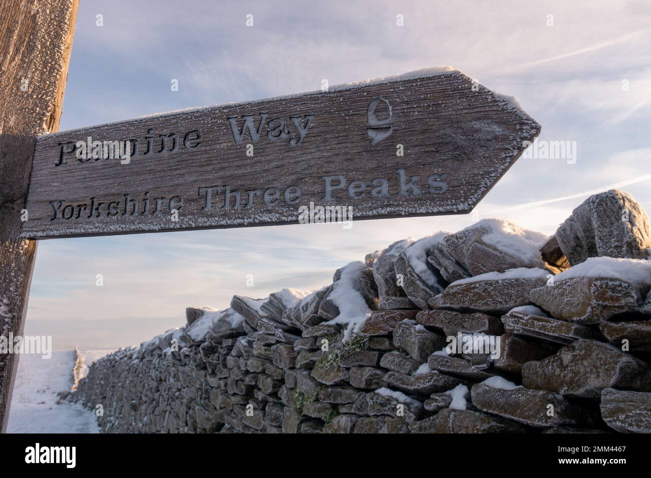 Panneau en bois de Pennine Way et Yorkshire Three Peaks recouvert de gel en hiver, parc national de Yorkshire Dales, Angleterre, Royaume-Uni Banque D'Images
