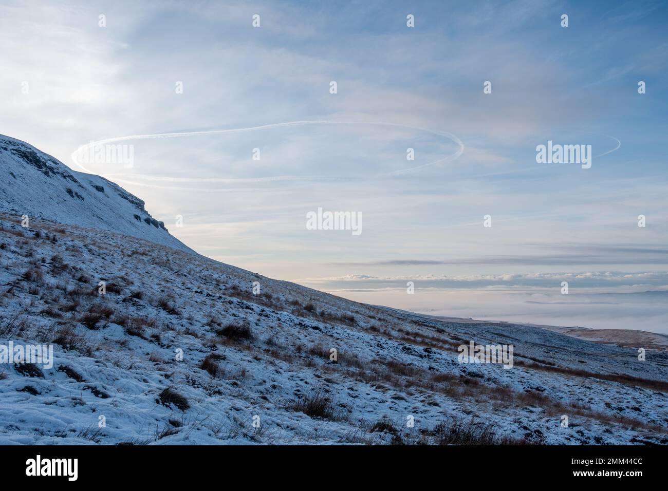 Pistes de vapeur d'avion créant des cercles géants dans le ciel, éventuellement dans un modèle d'exploitation, Parc national de Yorkshire Dales, Angleterre, Royaume-Uni Banque D'Images