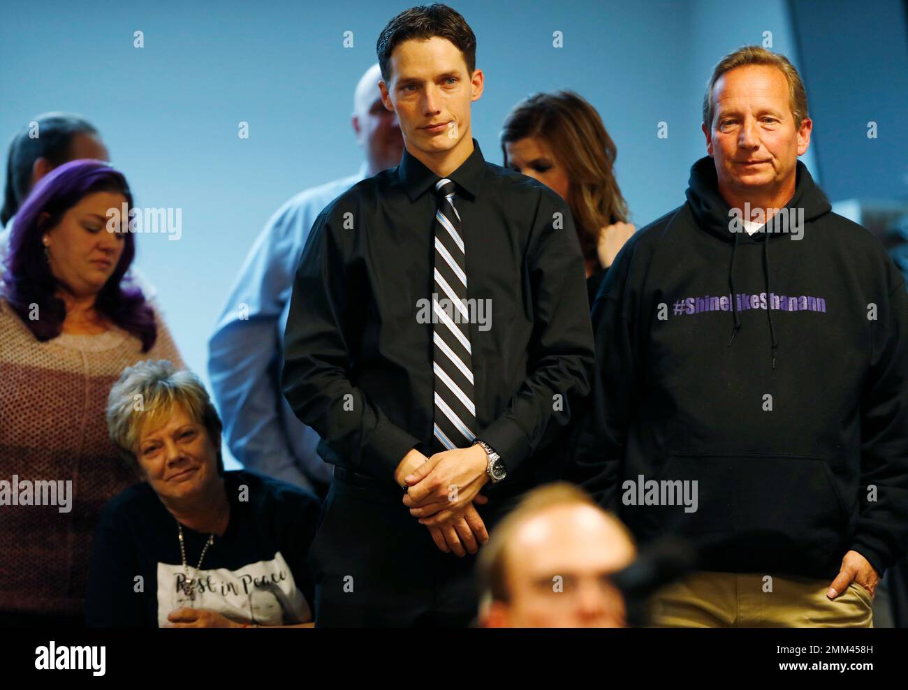 Frankie Rzucek, center, joins his father, Frank, right, and mother, Sandy, in listening to questions during a news conference after the sentencing of Christopher Watts to life in prison without parole for the killings of his pregnant wife and their two young daughters on Monday, Nov. 19, 2018, in Greeley, Colo. The members of Shanann Watts family were on hand for the sentencing as Watts, who pleaded guilty to avoid facing the death penalty, was formally sentenced to consecutive life terms for the murders of his wife and daughters. (AP Photo/David Zalubowski) Banque D'Images