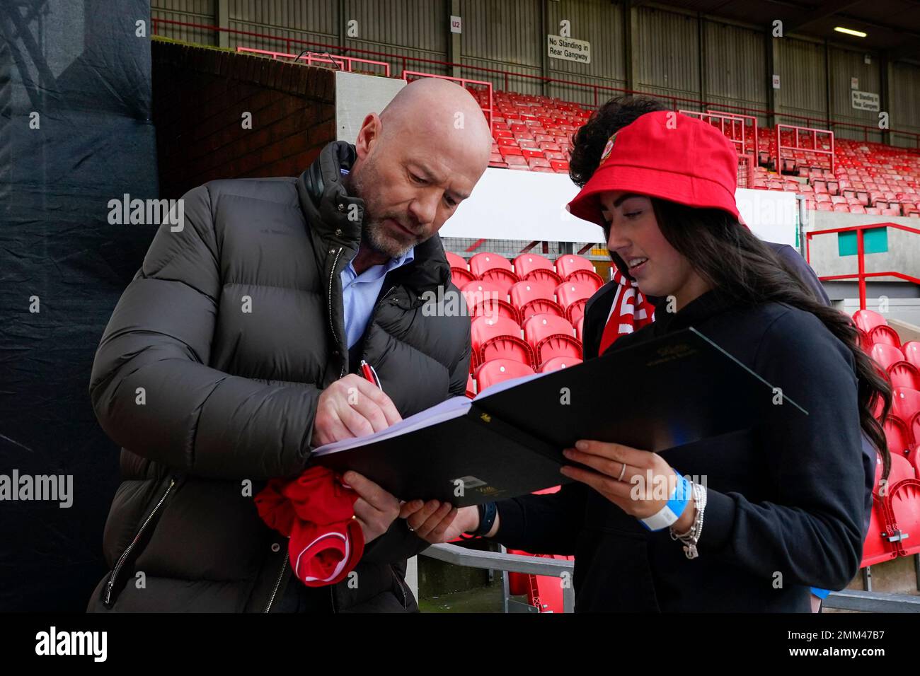L'ancien attaquant de l'Angleterre Alan Shearer signe le livre de visiteurs de Wrexham FC avant le quatrième match de la coupe Emirates FA Wrexham vs Sheffield United au champ de courses de Wrexham, Royaume-Uni, 29th janvier 2023 (photo de Steve Flynn/News Images) Banque D'Images