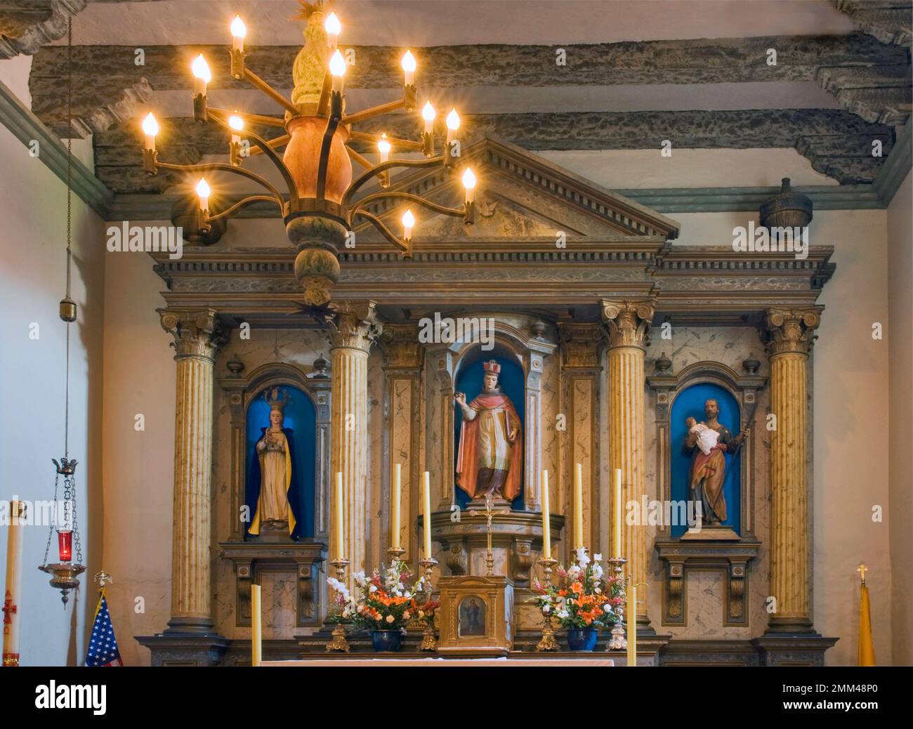 Autel principal à la Mission Basilica de San Buenaventura, Ventura, Californie, Etats-Unis Banque D'Images