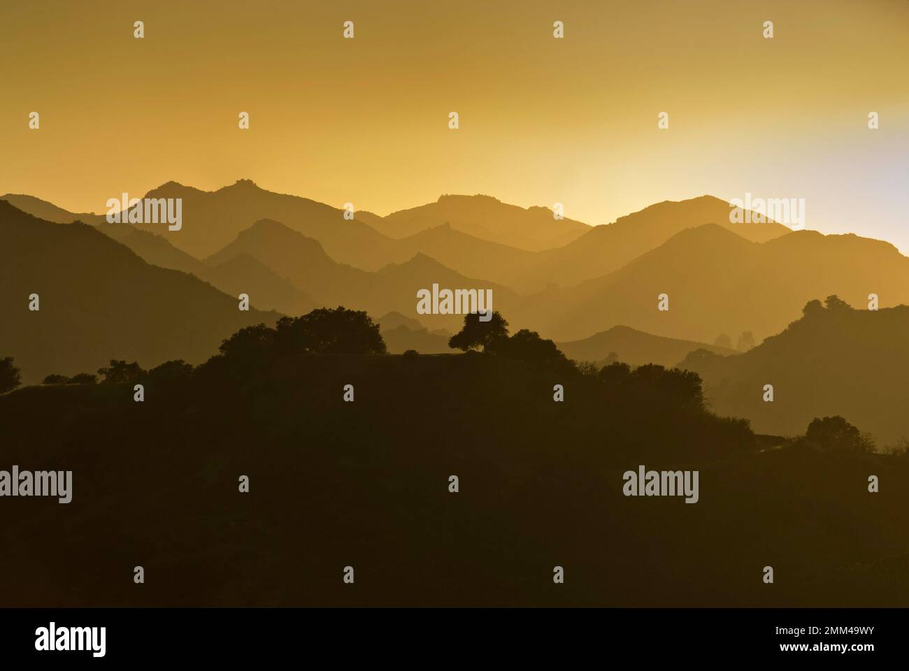 Montagnes de Santa Monica au coucher du soleil, vue de Las Virgenes Valley vue sur Mulholland Highway près de Malibu, Californie, États-Unis Banque D'Images