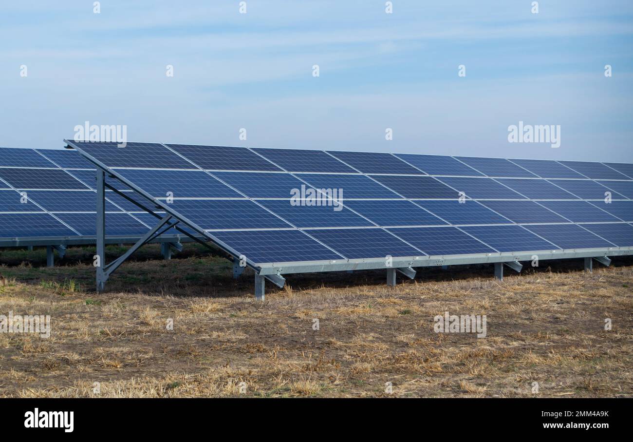 Grands panneaux solaires centrales solaires. Énergie verte. Production d'énergie solaire. Production d'électricité solaire. Énergies renouvelables. Panneaux photovoltaïques bleus. Production d'électricité écologique Banque D'Images