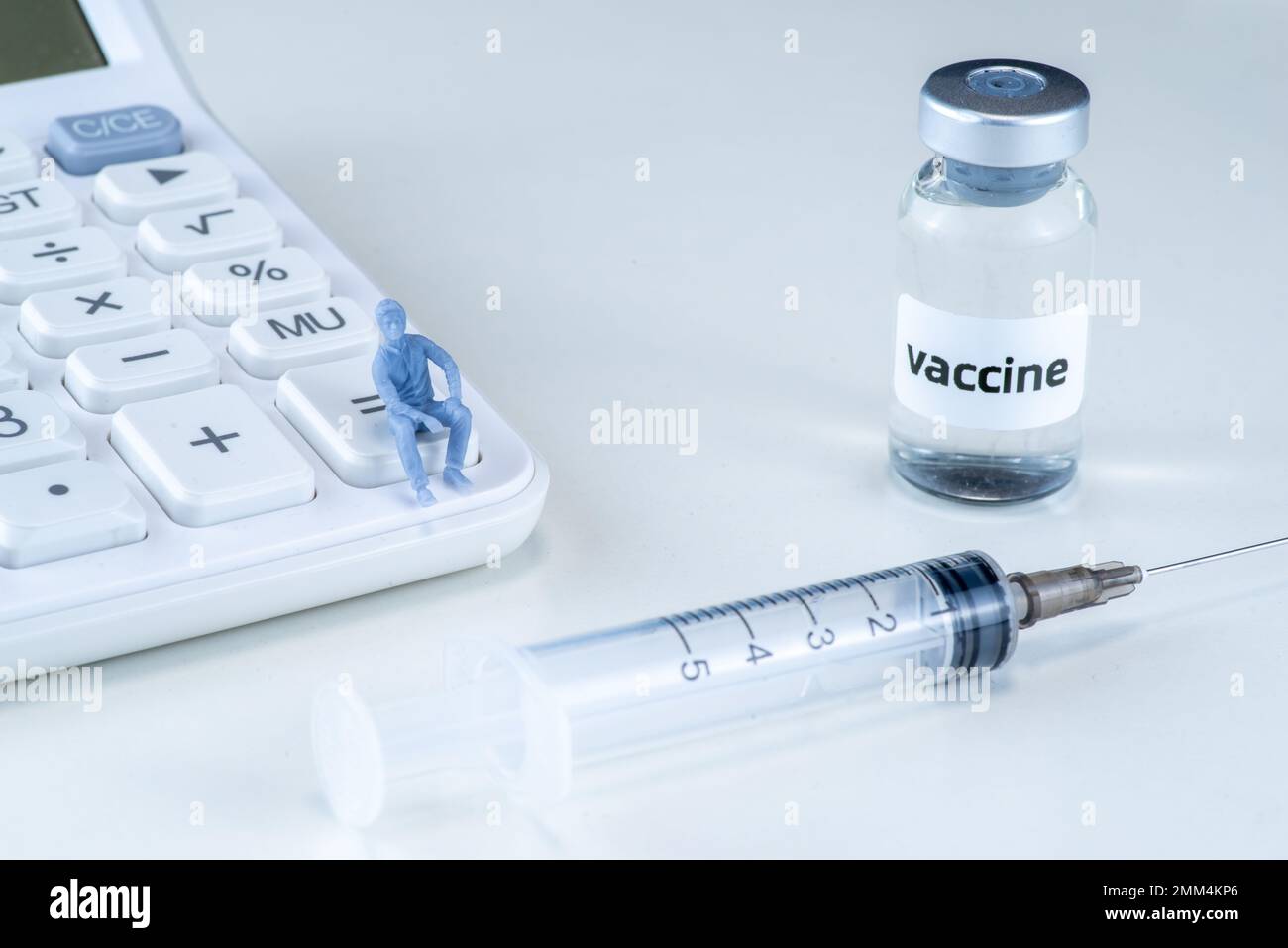 Qingdao,ShandongChina-Jan 29 2023:flacons de vaccin Covid-19 pfizer sur fond abstrait Banque D'Images