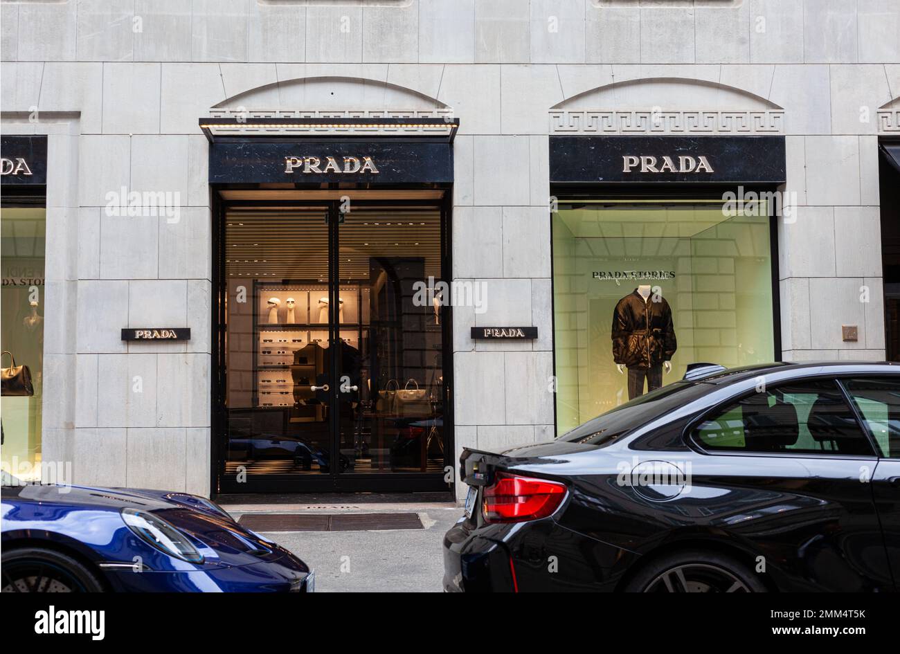 Milan, Italie - Otobre 16, 2022: Le magasin Prada à Montenapoleone, Milan est une destination de luxe pour la mode de pointe. Le magasin o Banque D'Images