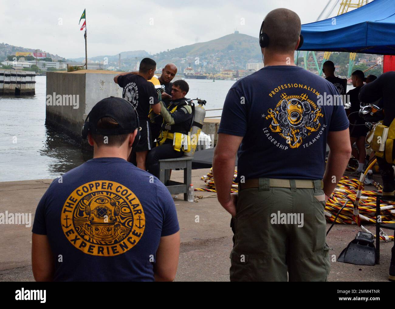 RIO DE JANEIRO – les plongeurs de la marine américaine, affectés à l'unité mobile de plongée et de récupération 2 (MDSU-2), regardent leurs homologues brésiliens se préparer pour une plongée pendant UNITAS LXIII, le 14 septembre 2022. UNITAS est l'exercice maritime le plus long au monde. Accueilli cette année par le Brésil, il réunit des forces multinationales du Belize, du Brésil, du Cameroun, du Chili, de la Colombie, République dominicaine, Equateur, France, Guyana, Jamaïque, Mexique, Namibie, Panama, Paraguay, Pérou, La Corée du Sud, l'Espagne, le Royaume-Uni, l'Uruguay et les États-Unis mènent des opérations à Rio de Janeiro et au large. Le train d'exercice Banque D'Images