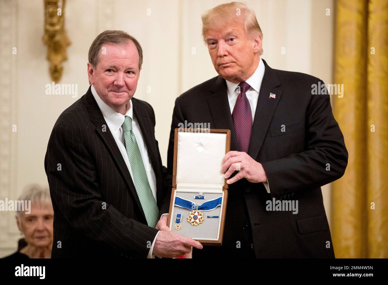 Jack Soden, President and CEO of Elvis Presley Enterprises, accepts the Medal of Freedom on behalf of the Presley family from President Donald Trump during a ceremony in the East Room of the White House in Washington, Friday, Nov. 16, 2018. (AP Photo/Andrew Harnik) Banque D'Images