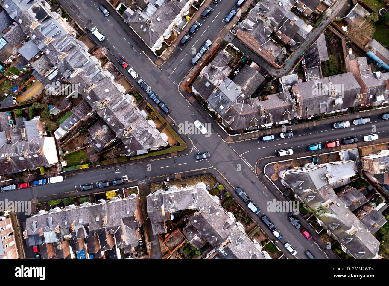 Une vue aérienne directement au-dessus des toits de maisons mitoyennes dos à dos avec les routes de correspondance et les jonctions d'un neghbourhood suburbain en Banque D'Images