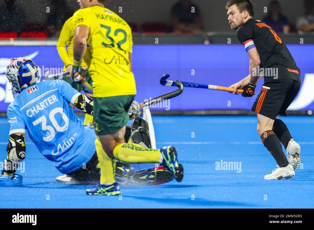 BHUBANESWAR - Thierry Brinkman des pays-Bas passe Andrew Charter of Australia et marque 1-2 points lors du match pour la troisième place de la coupe du monde de hockey en Inde. ANP WILLEM VERNES pays-bas - belgique sortie Banque D'Images