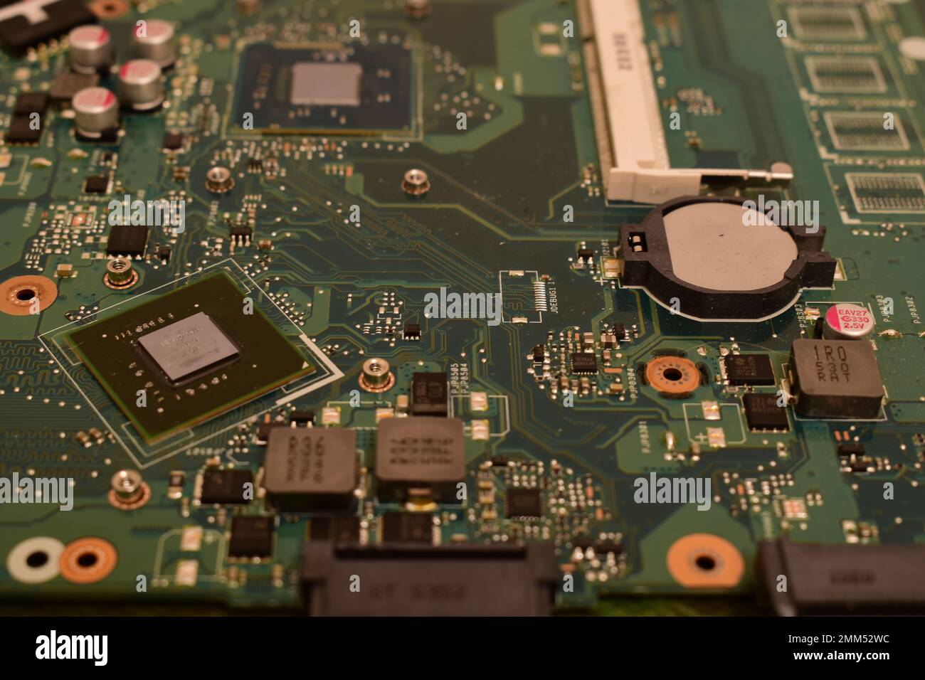 Carte de circuit imprimé verte d'un vieux PC portable qui ressemble à une ville de science-fiction Banque D'Images