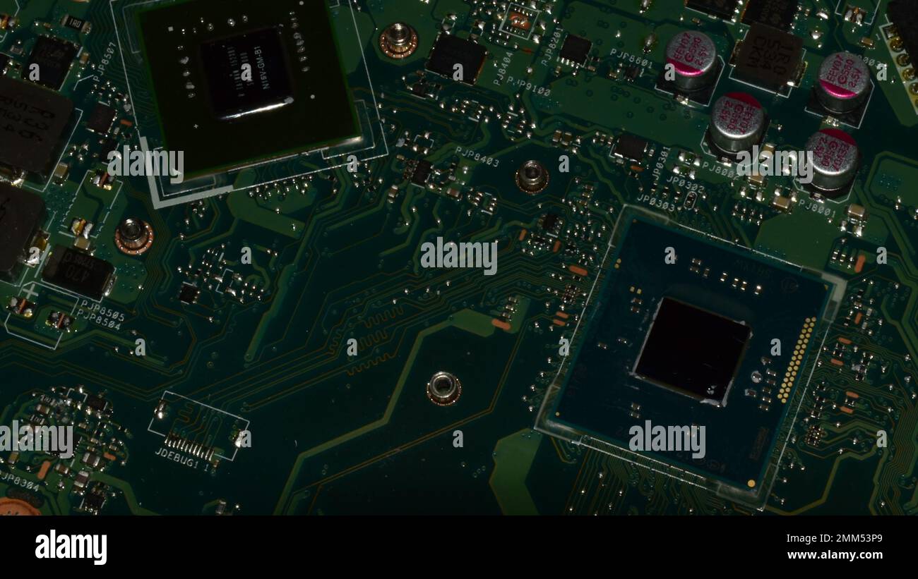 Carte de circuit imprimé verte d'un vieux PC portable qui ressemble à une ville de science-fiction Banque D'Images