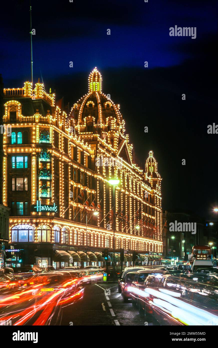 1987 MAGASIN HISTORIQUE HARRODS DEPARTMENT (©CHARLES WILLIAM STEPHENS 1939) BROMPTON ROAD KNIGHTSBRIDGE LONDRES ANGLETERRE ROYAUME-UNI Banque D'Images