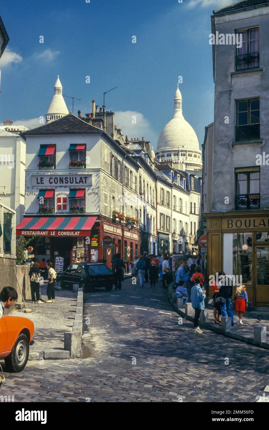 1987 CAFÉ EXTÉRIEUR HISTORIQUE RUE LE PIC MONTMARTRE PARIS FRANCE Banque D'Images