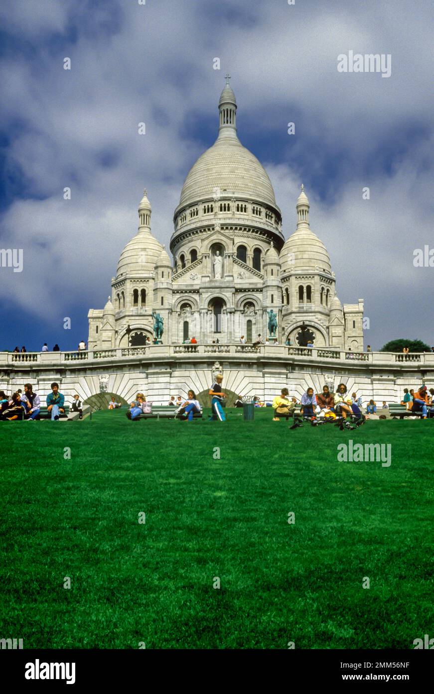 1987 JARDINS HISTORIQUES BASILIQUE DU SACRÉ COEUR (©PAUL ABADIE 1875) MONTMARTRE PARIS FRANCE Banque D'Images