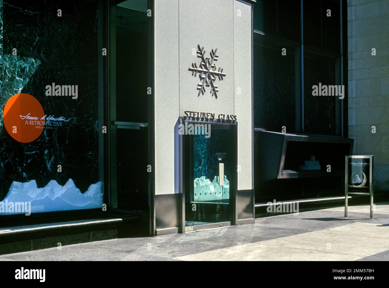 1987 MAGASIN DE VERRE HISTORIQUE STEUBEN CINQUIÈME AVENUE MANHATTAN NEW YORK CITY USA Banque D'Images