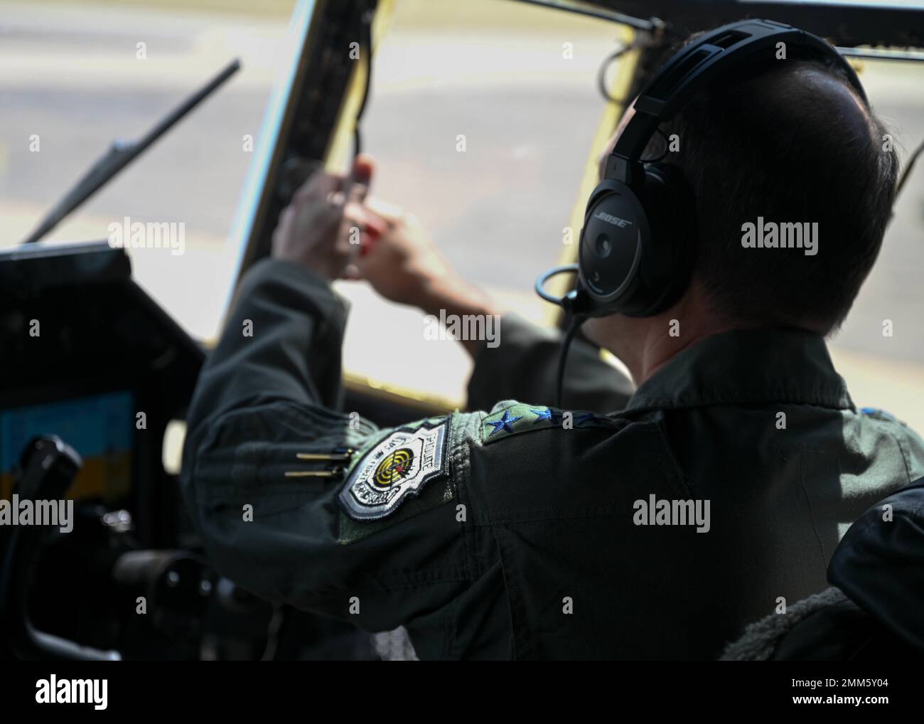 ÉTATS-UNIS Le lieutenant-général de la Force aérienne Kevin Kennedy, commandant de la Force aérienne (Air Force Cyber) en 16th, effectue des vérifications en amont sur l'appel de compas EC-130H du groupe de combat électronique 55th à la base aérienne de Davis-Monthan, en Arizona, le 14 septembre 2022. L'ECG 55th accomplit la mission Compass Call en fournissant des capacités vitales dans le domaine de la guerre électromagnétique pour l'Armée de l'air. Kennedy est responsable de plus de 40 000 personnes qui effectuent des opérations dans le monde entier dans les domaines du cyberespace, de l'intelligence, de la surveillance et de la reconnaissance, du spectre électromagnétique, de l'information, affaires publiques et météo. Banque D'Images