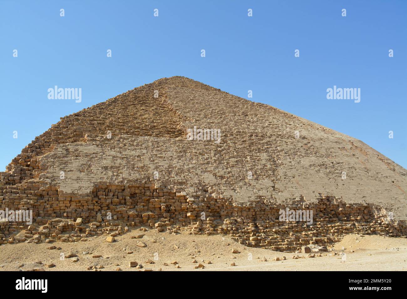 La Pyramide Courbée Du Roi Sneferu Un Exemple Unique De Développement De La Pyramide Précoce En 1560