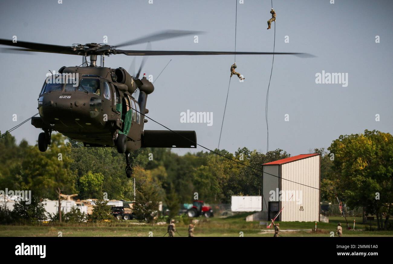 Des soldats américains ont fait une descente à bord d'un hélicoptère UH-60 Black Hawk à Camp Dodge à Johnston, Iowa, le 14 septembre 2022. Près de 30 soldats et aviateurs ont participé à un cours de Rappel Master organisé par une équipe d'entraînement mobile du Centre d'entraînement des soldats de la Garde nationale de l'Armée de terre basé à fort Benning, en Géorgie. Banque D'Images