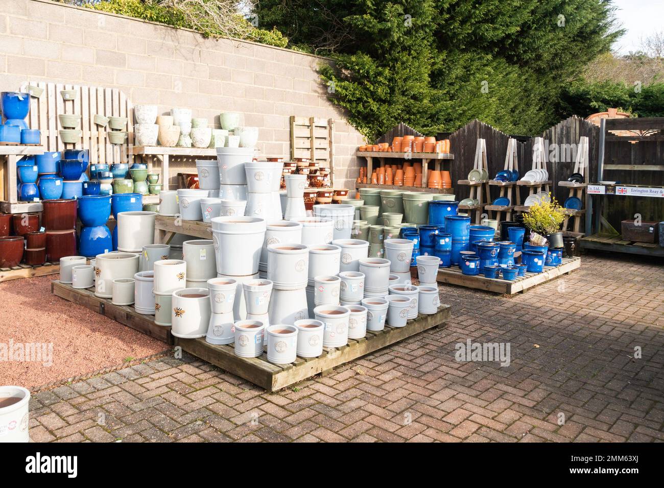 Une grande pile de pots en céramique pour planter dans un centre de jardin Banque D'Images