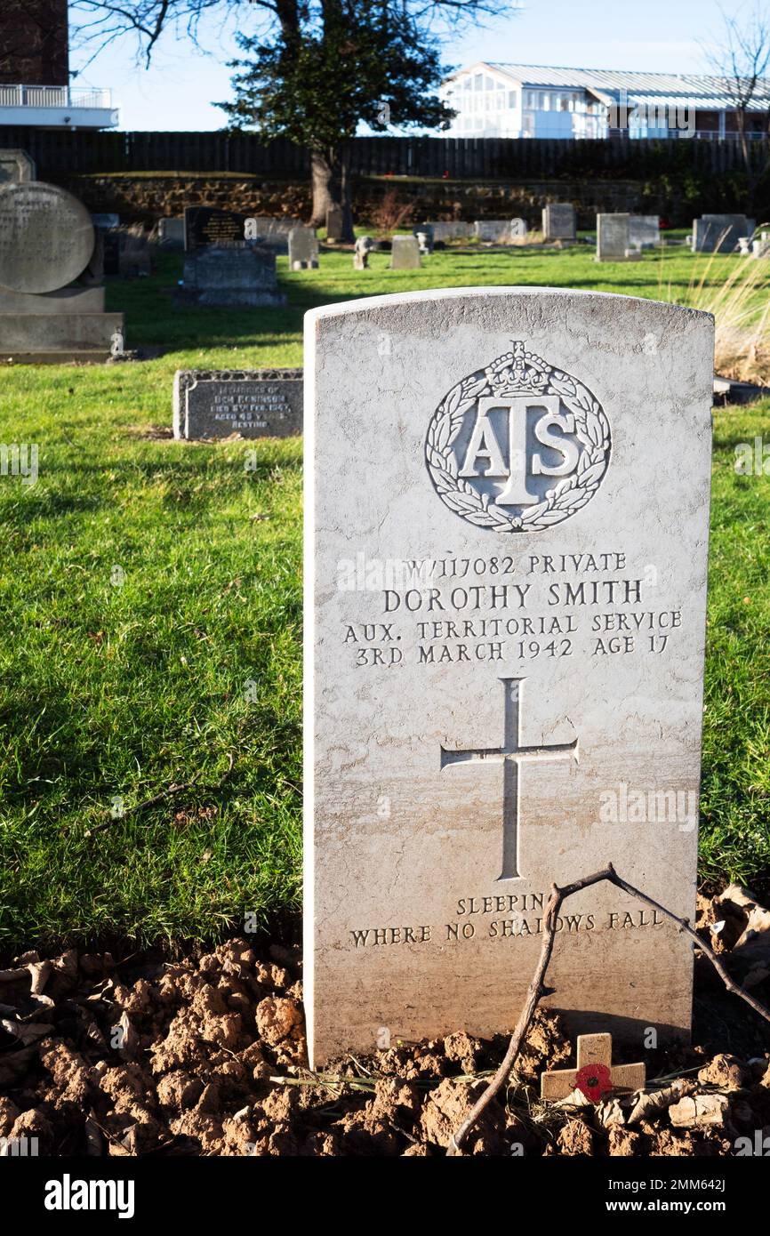 Dans le cimetière de Redcar pierre tombale pour la privée Dorothy Smith de la La Force territoriale auxiliaire est décédée le 3 mars 1942 à l'âge de 17 ans Banque D'Images