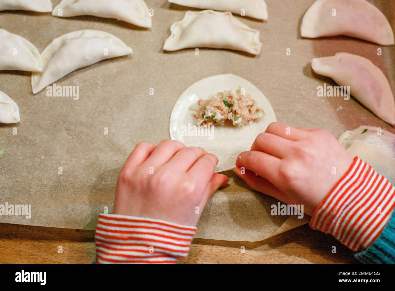 Gros plan sur les petits enfants qui font des boulettes chinoises à la main Banque D'Images