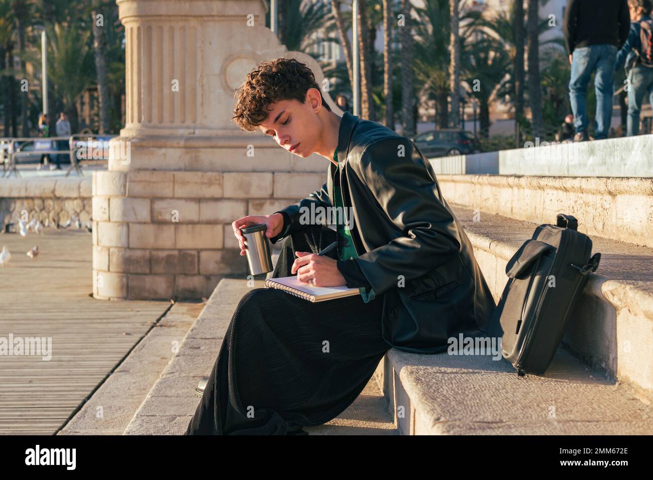 Un homme homosexuel élégant travaille en plein air dans une ville Banque D'Images