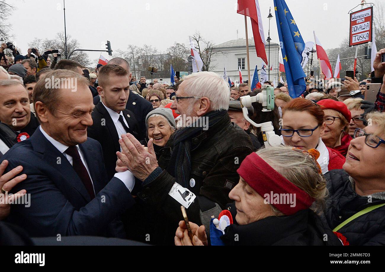 Donald Tusk, ex-Polish prime minister and president of the European Council, reacts with supporters after laying flowers by the statue of Marshal Jozef Pilsudski on the centenary of Polish independence in Warsaw, Poland, Sunday, Nov. 11, 2018. Pilsudski was the Polish leader who led Poland in regaining its lost statehood at the end of World War I after more than a century of rule by foreign powers. (AP Photo/Czarek Sokolowski) Banque D'Images