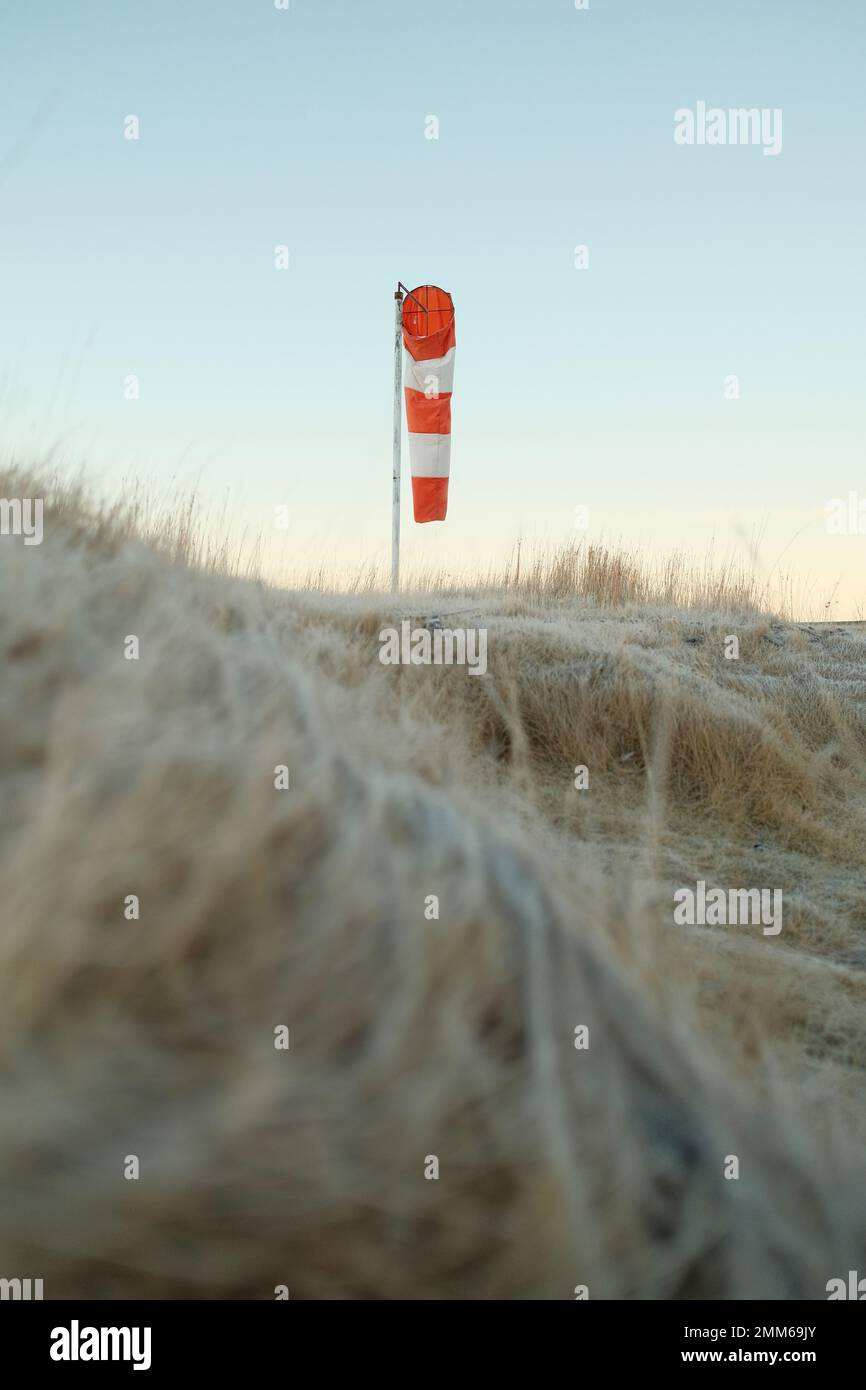 Membrane de vent isolée sur le terrain contre le ciel sans nuages Banque D'Images