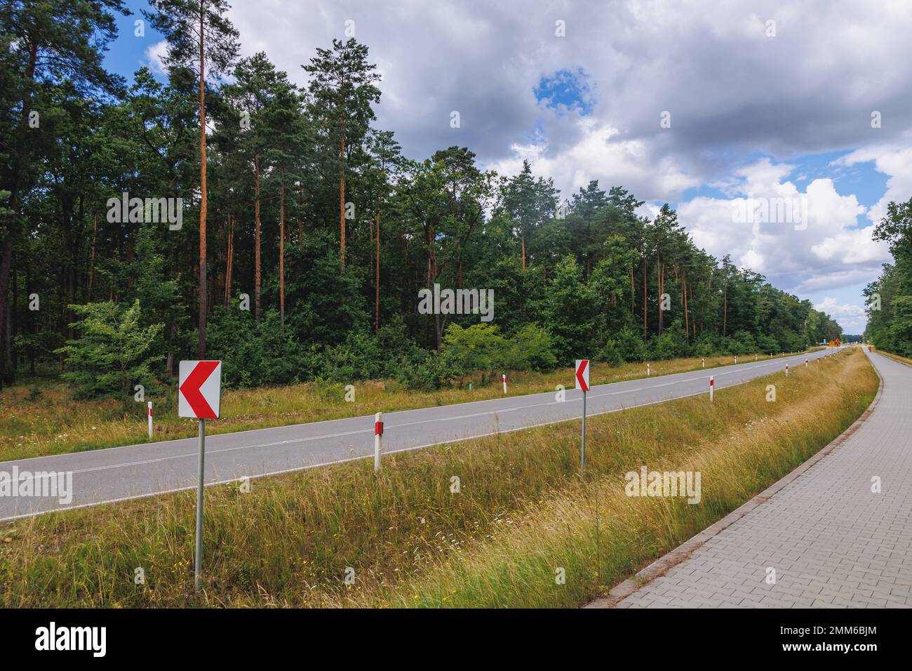 Route voïvodship no 705 à Skierniewice, province de Lodz en Pologne Banque D'Images