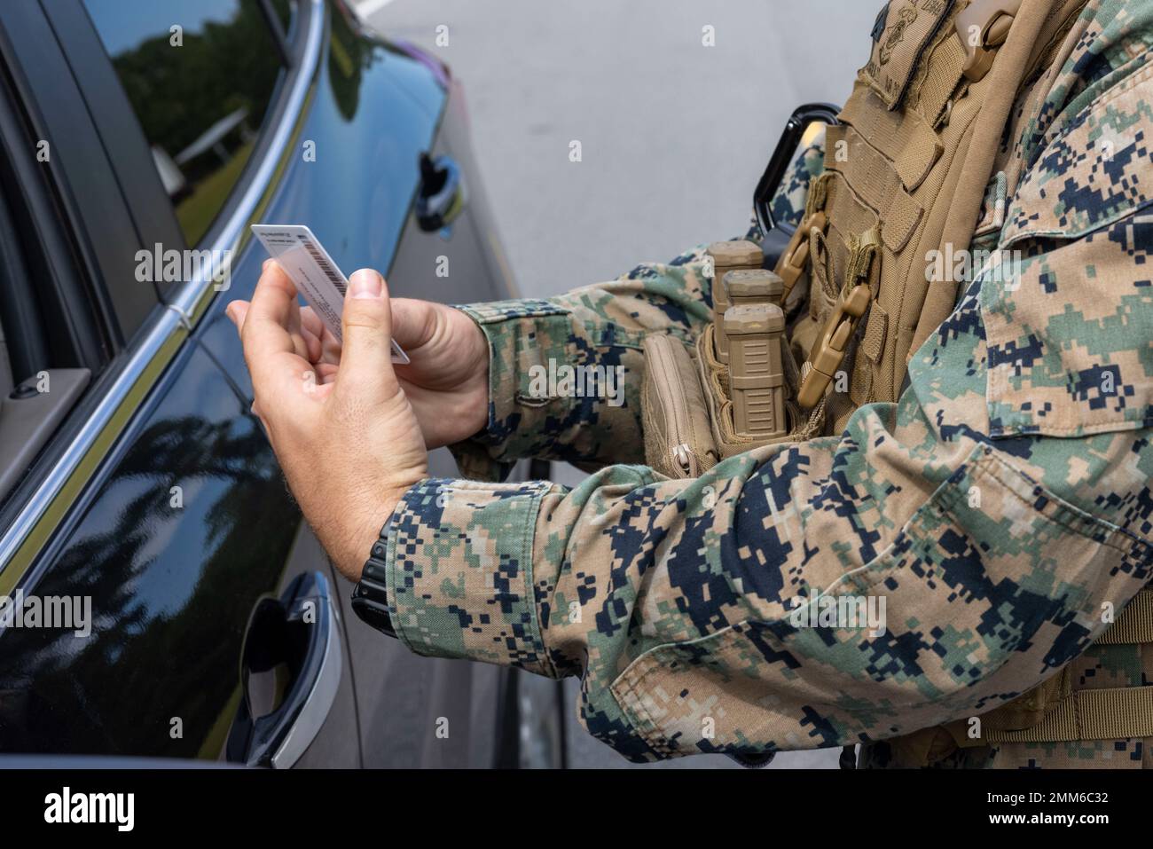 Caporal du corps des Marines des États-Unis Elijah Ledbetter, ingénieur de combat au combat Logistics Battalion 22, combat Logistics Regiment (CLR) 2, 2nd Marine Logistics Group, vérifie une carte d'identité lors de l'exercice urgent Response sur le Camp Lejeune, Caroline du Nord, le 15 septembre 2022. Le CLR-2 et le CLR-27 ont appuyé l’exercice d’intervention urgente, un événement d’installation du corps maritime à l’échelle de l’est, afin d’exécuter les plans d’entraînement de sécurité et de barrière de la Force de garde régimentaire. Banque D'Images