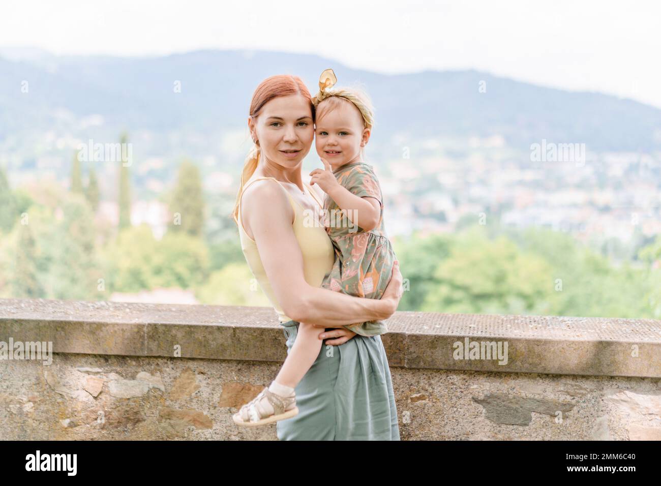 Femme caucasienne avec un bébé sur fond de Mont San Lorenzo Banque D'Images