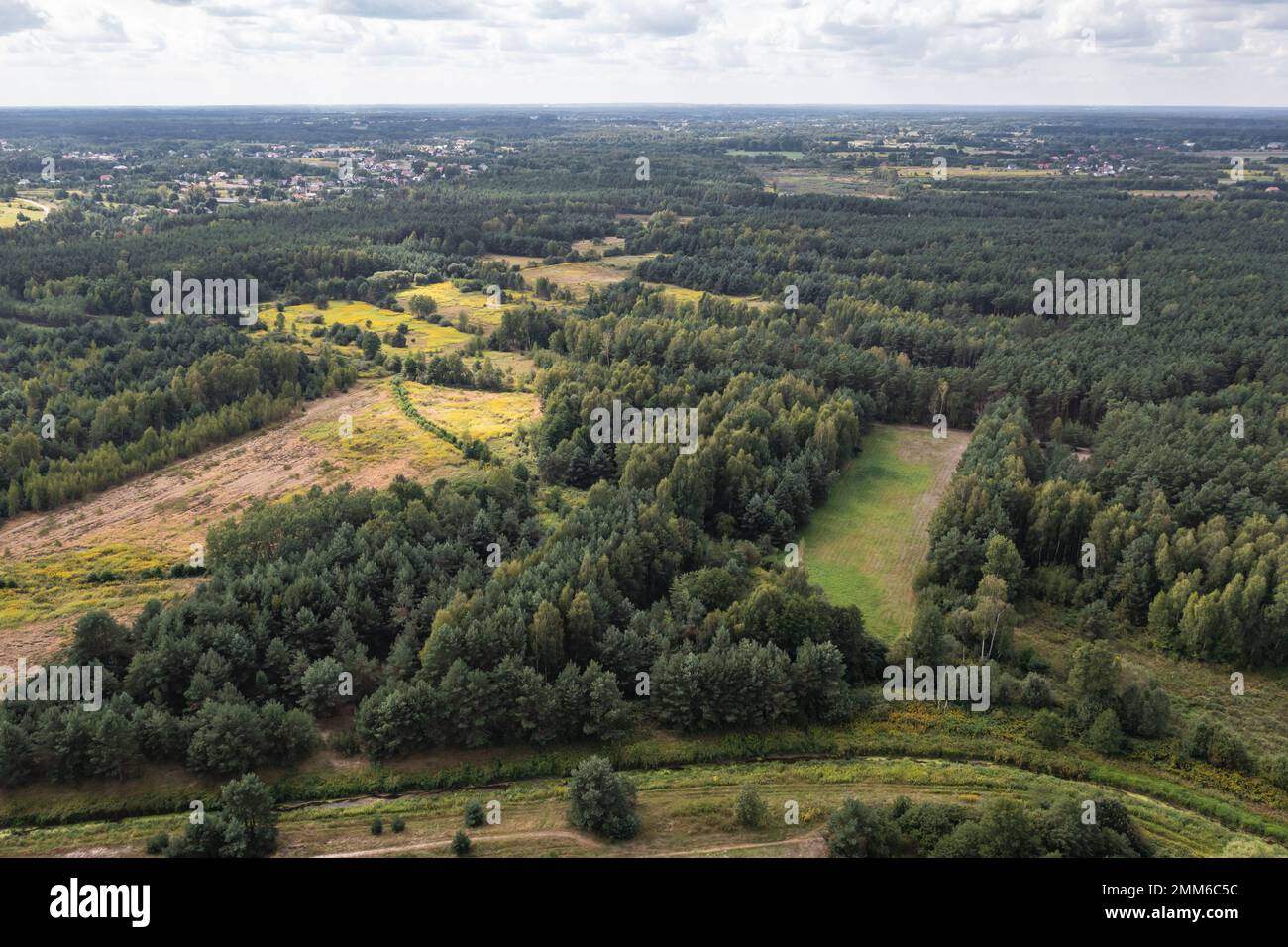 Vue aérienne sur les drones depuis le village de Czarny Las, comté de Piaseczno près de la ville de Gora Kalwaria, Pologne Banque D'Images