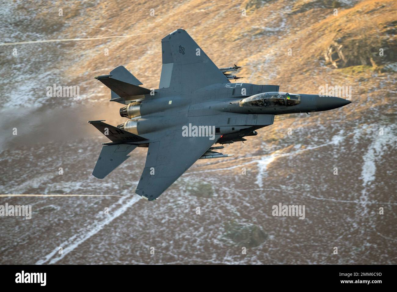 F-15E Strike Eagle Tahoe vol faible niveau de sortie d'hiver, en LFA17 à Ullswater dans le district de lac vol à 500ft, 500 noeuds. Banque D'Images