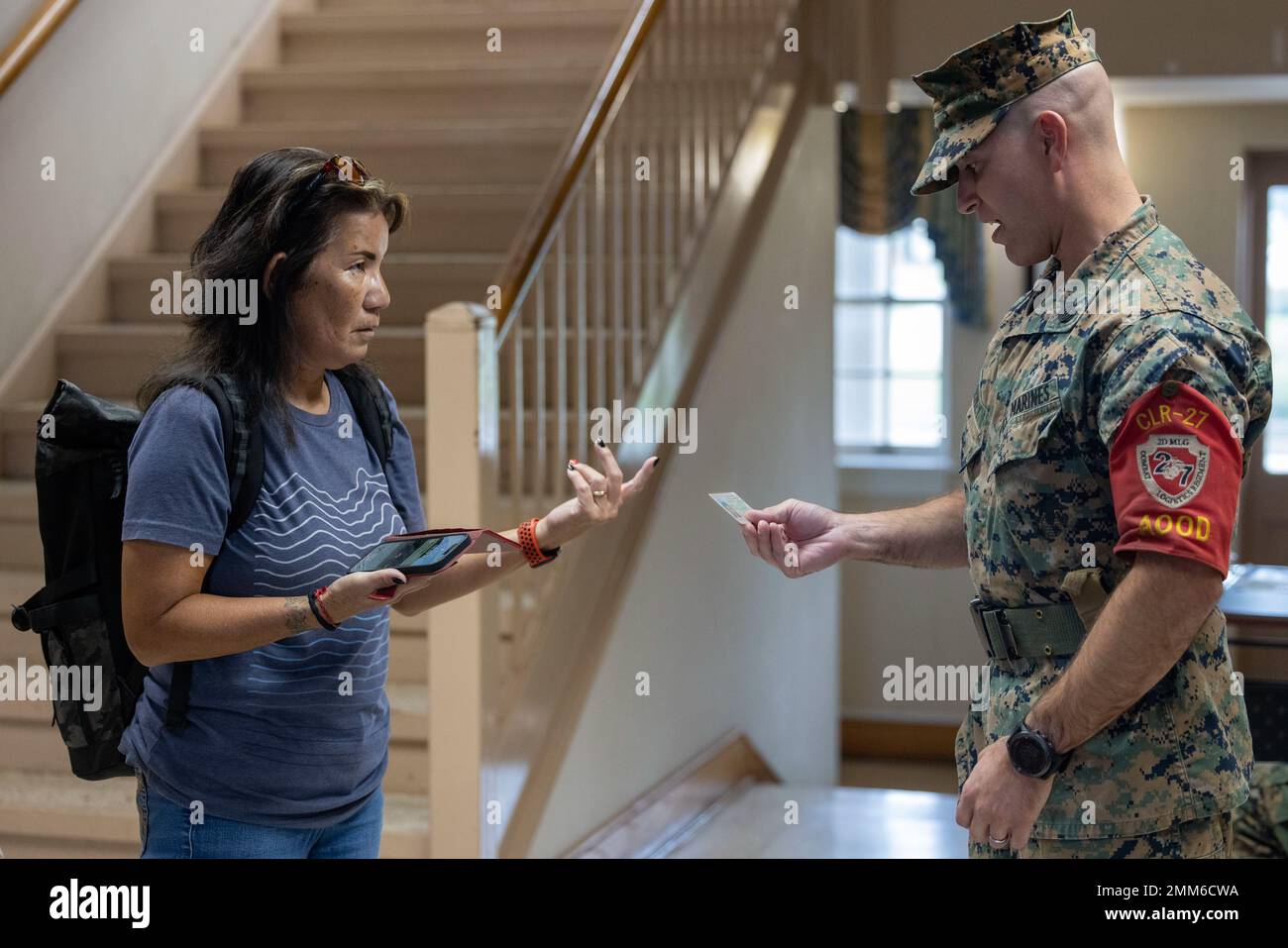 U.S. Marine corps Gunnery Sgt. Brett Barney, officier adjoint du régiment de l’époque au combat Logistics Regiment (CLR) 27, 2nd Marine Logistics Group, vérifie la carte d’identité d’une personne suspecte simulée lors de l’exercice urgent Response au Camp Lejeune, en Caroline du Nord, le 15 septembre 2022. Le CLR-2 et le CLR-27 ont appuyé l’exercice d’intervention urgente, un événement d’installation du corps maritime à l’échelle de l’est, afin d’exécuter les plans d’entraînement de sécurité et de barrière de la Force de garde régimentaire. Banque D'Images