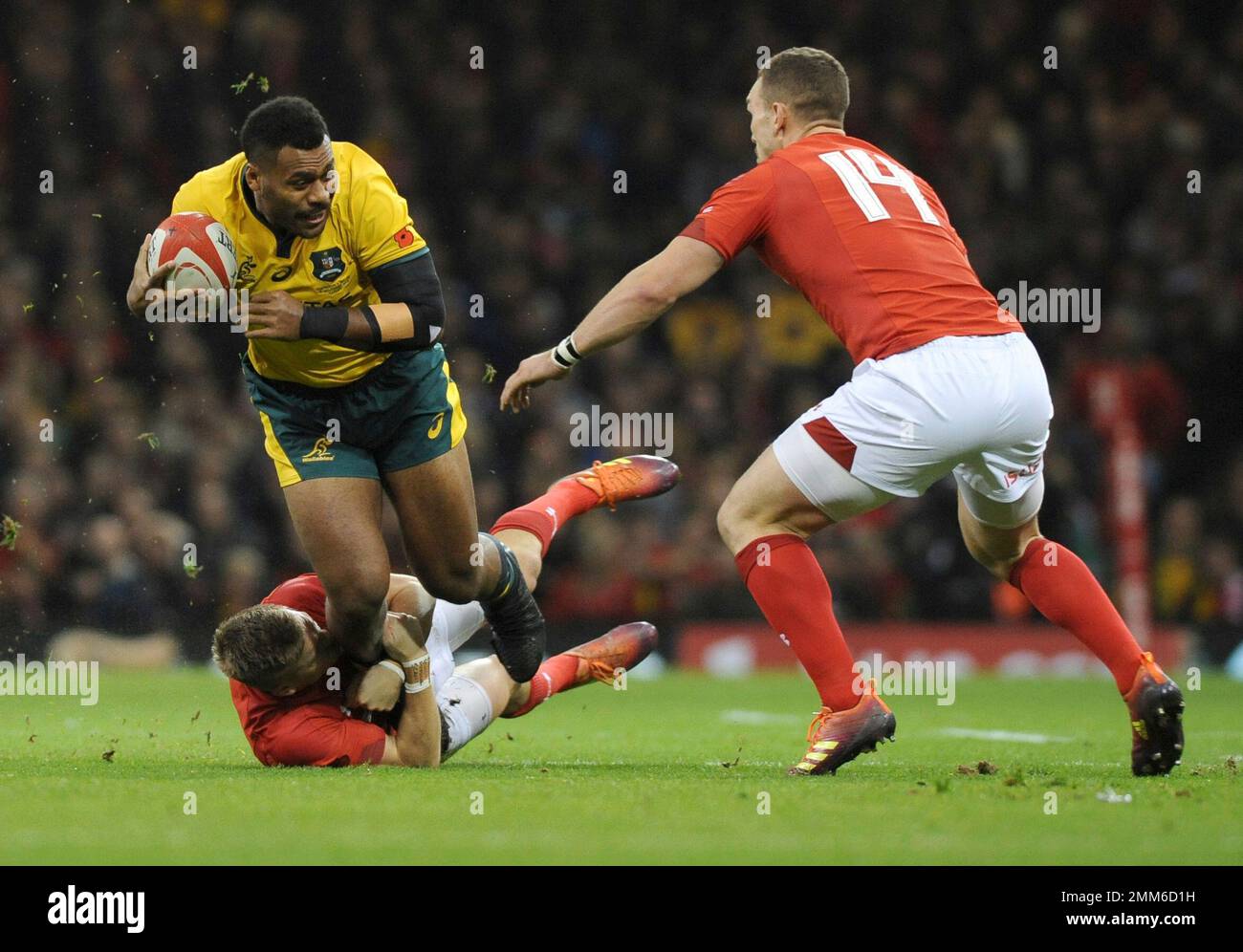 Australia's Samu Kerevi runs at Wales George North, right, as Gareth Anscombe makes the tackle during the rugby union international match between Wales and Australia at the Principality Stadium in Cardiff, Wales, Saturday, Nov. 10, 2018. (AP Photo/Rui Vieira) Banque D'Images