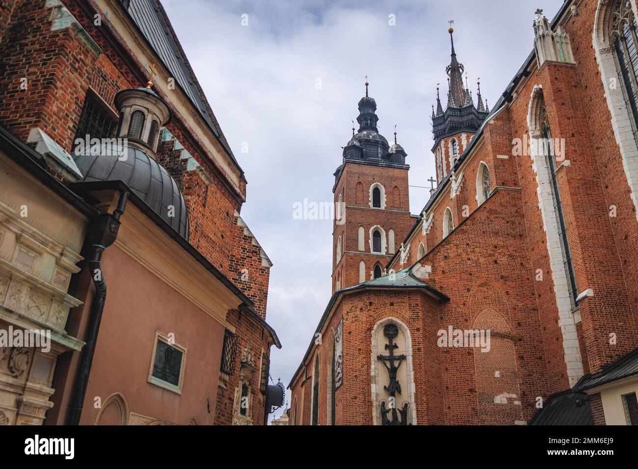 Basilique Sainte-Marie sur la place principale dans la vieille ville de Cracovie, Pologne, église Saint-Barbara sur la gauche Banque D'Images