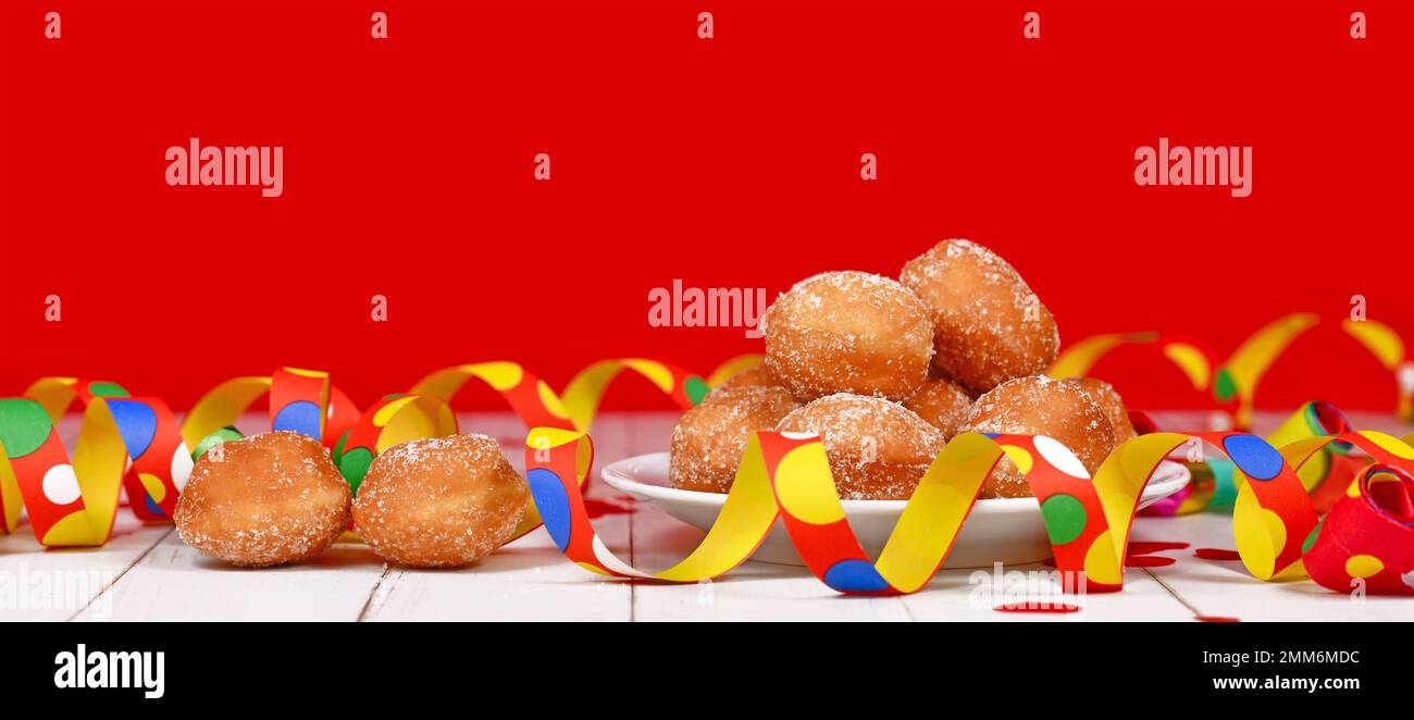 Bannière avec petit traditionnel allemand 'Berliner Pfannkuchen', un donut sans trou rempli de confiture. Traditionnel servi pendant le carnaval. Banque D'Images