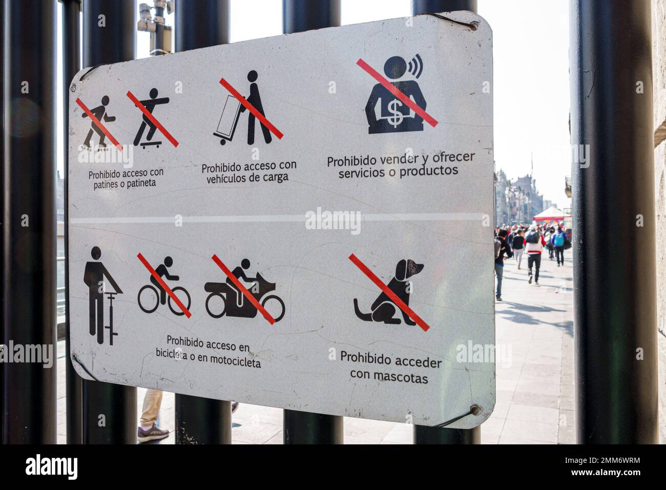 Mexico, centre historique Historico Centro, Calle de Doncelles, signer règles usage interdit, pas d'animaux motos vélos planches à roulettes vendeurs de rue Banque D'Images