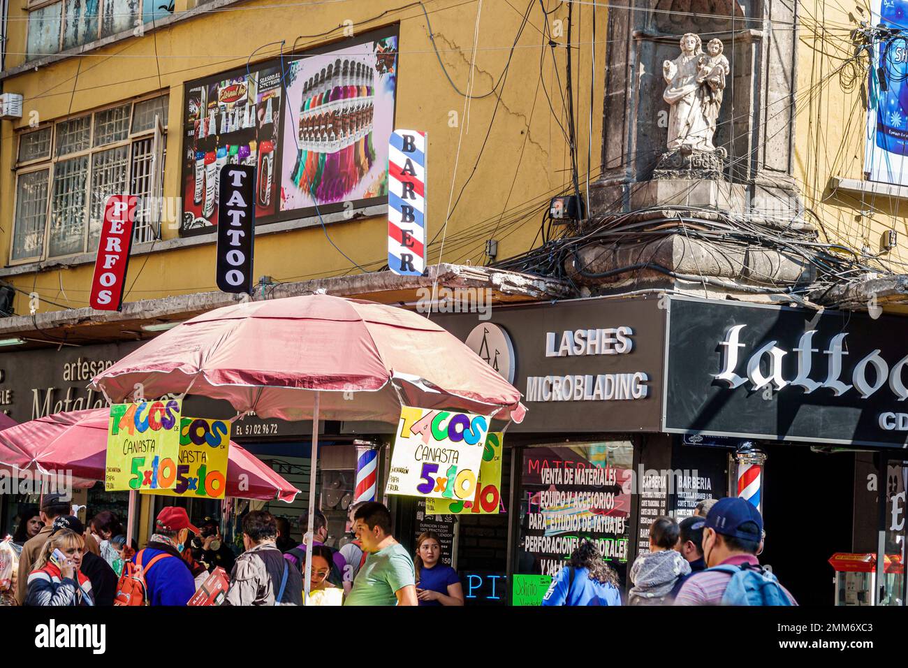 Mexico, centre historique Historico Centro, Calle Republica de Argentina quartier des affaires de la rue, barbershop tattoo parl Banque D'Images