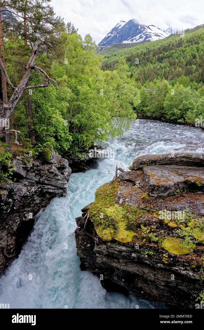 Rivière Briksdalselva et chute d'eau Kleivafossen. Parc national de Jostedalsbreen - chute d'eau - Europe destination voyage Norvège Banque D'Images