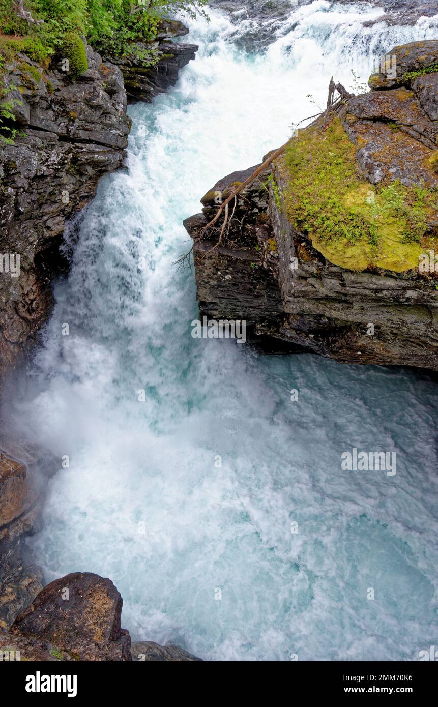 Rivière Briksdalselva et chute d'eau Kleivafossen. Parc national de Jostedalsbreen - chute d'eau - Europe destination voyage Norvège Banque D'Images