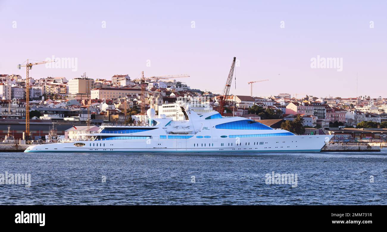 Yacht privé Yas sur le Tage, rivière Tejo à Lisbonne, Portugal. 141 mètres (463 pi) de longueur, l'un des plus grands yachts à moteur au monde. Banque D'Images