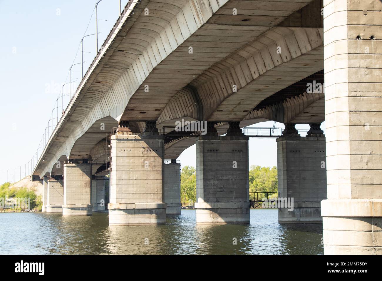 Pont de kaydat traversant le fleuve Dniepr dans la ville de Dniepr Banque D'Images