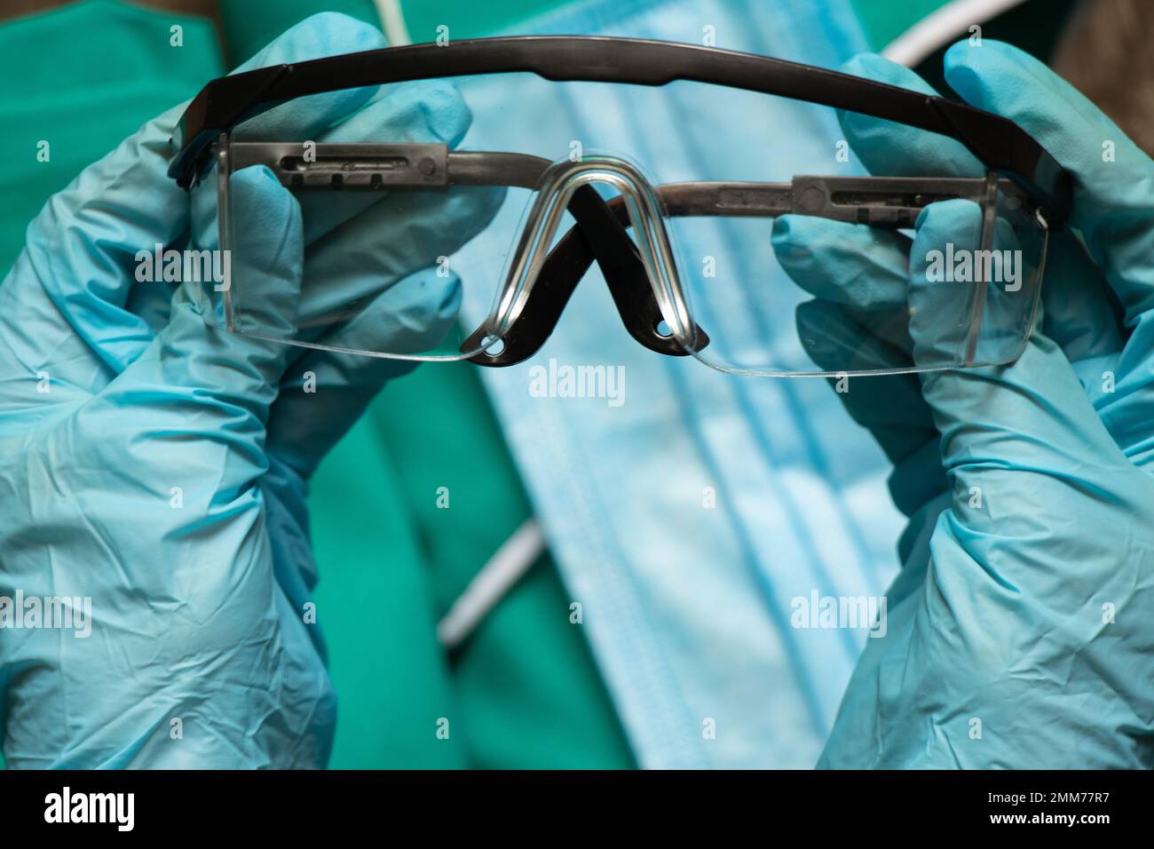 uniforme médical plié sur une infirmière de fond isolée Banque D'Images