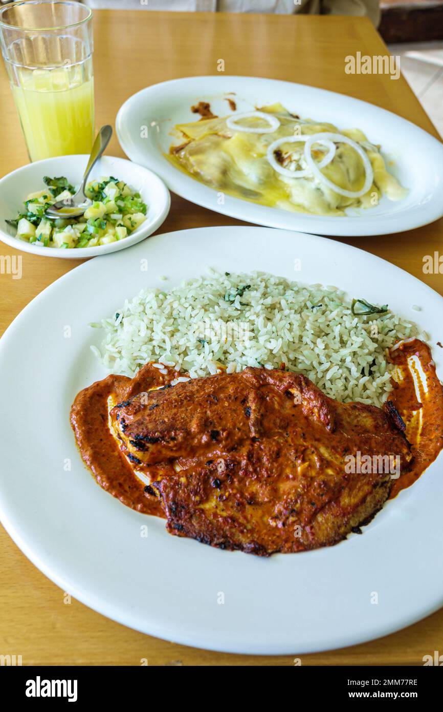 Mexico, Bosque de Chapultepec Section 2 Forêt, Del Bosque Restaurante, Del Bosque Restaurante, assiettes repas, riz cilantro à la sauce mole, à l'intérieur Banque D'Images