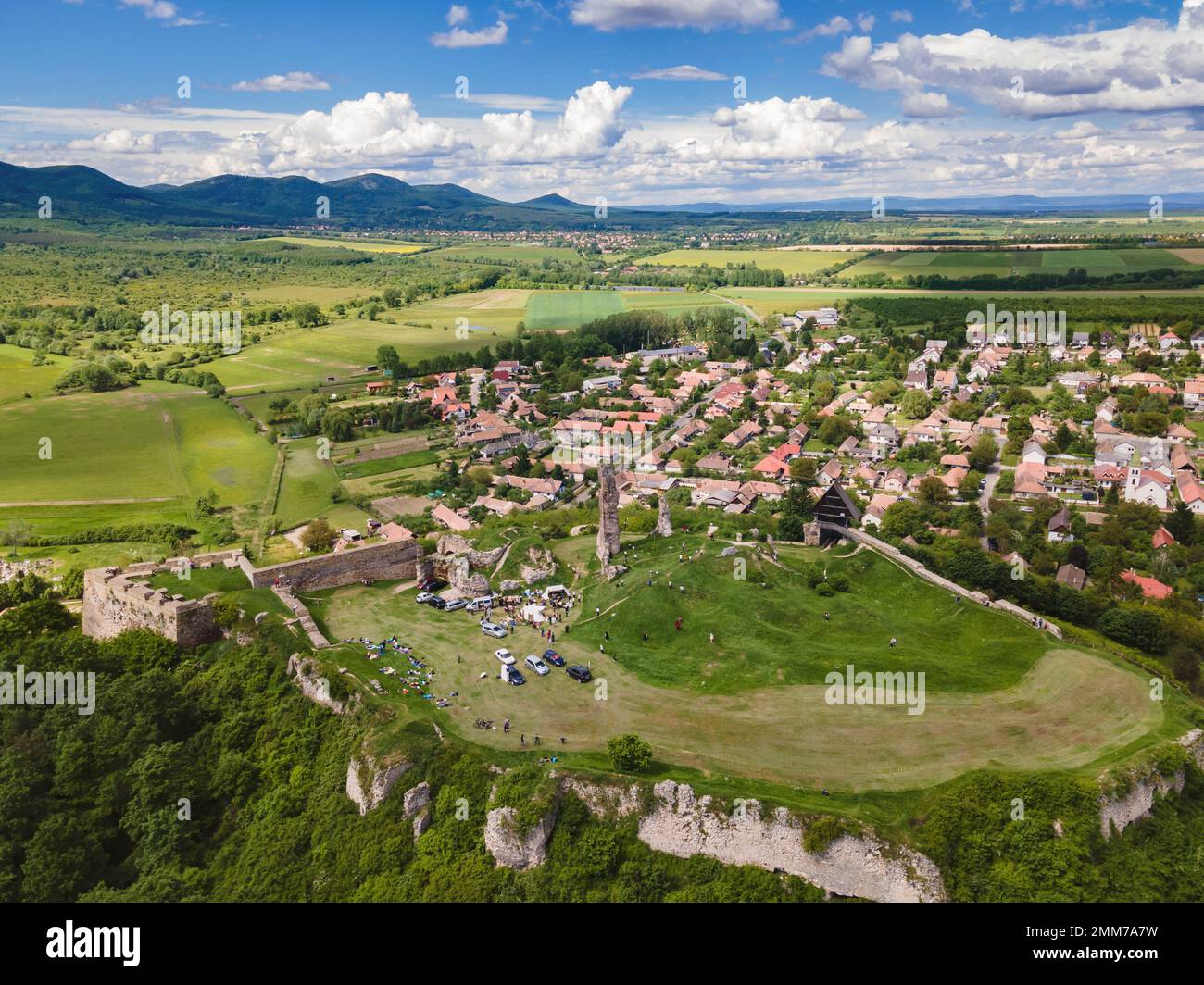 Prise de vue aérienne des ruines du château de Nógrád pendant que les jeux du château ont lieu Banque D'Images