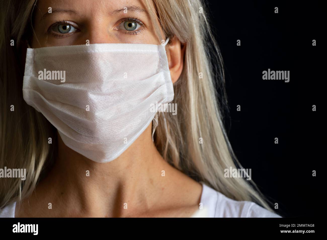 fille ukrainienne en portrait de masque médical sur fond sombre Banque D'Images