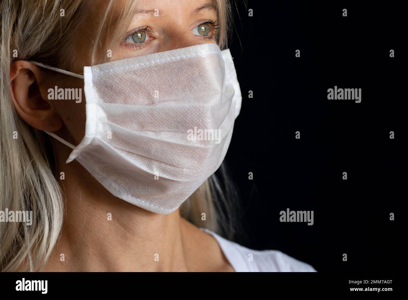 fille ukrainienne en portrait de masque médical sur fond sombre Banque D'Images