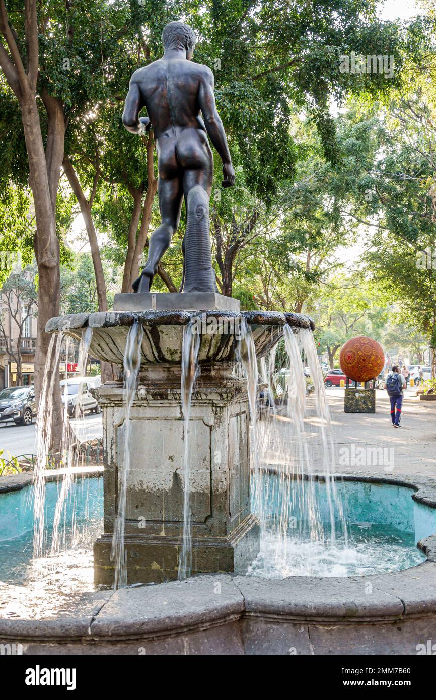 Mexico, Avenida Alvaro ObregÃ³n Roma Norte Cuauhtemoc, fontaine publique, réplique sculpture grecque classique de Doryphoros par Polykleitos Banque D'Images