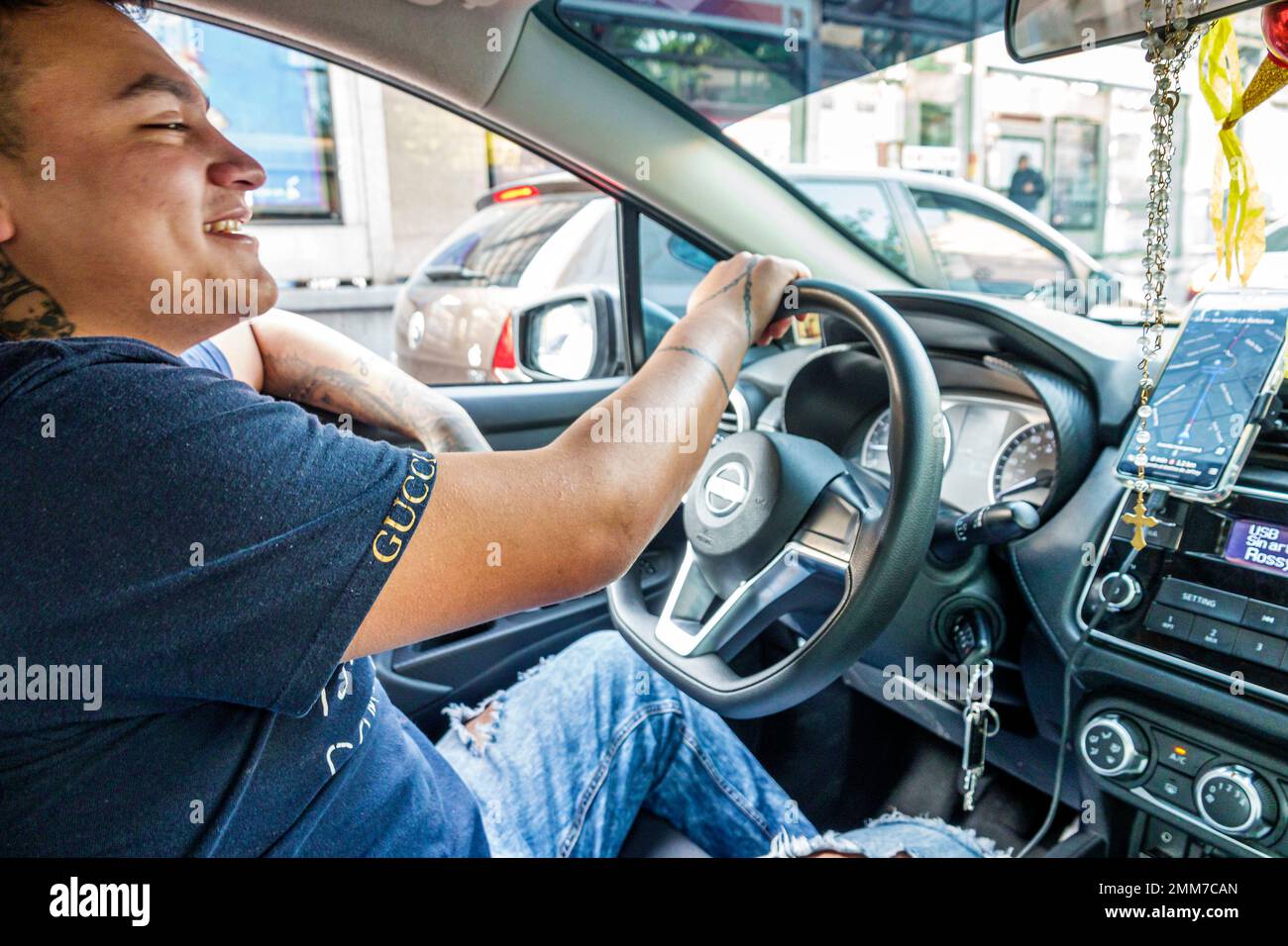 Mexico, uber conducteur conduite service de transport en voiture, homme hommes, adultes, résidents, intérieur, smartphone smartphones, smartphone i Banque D'Images